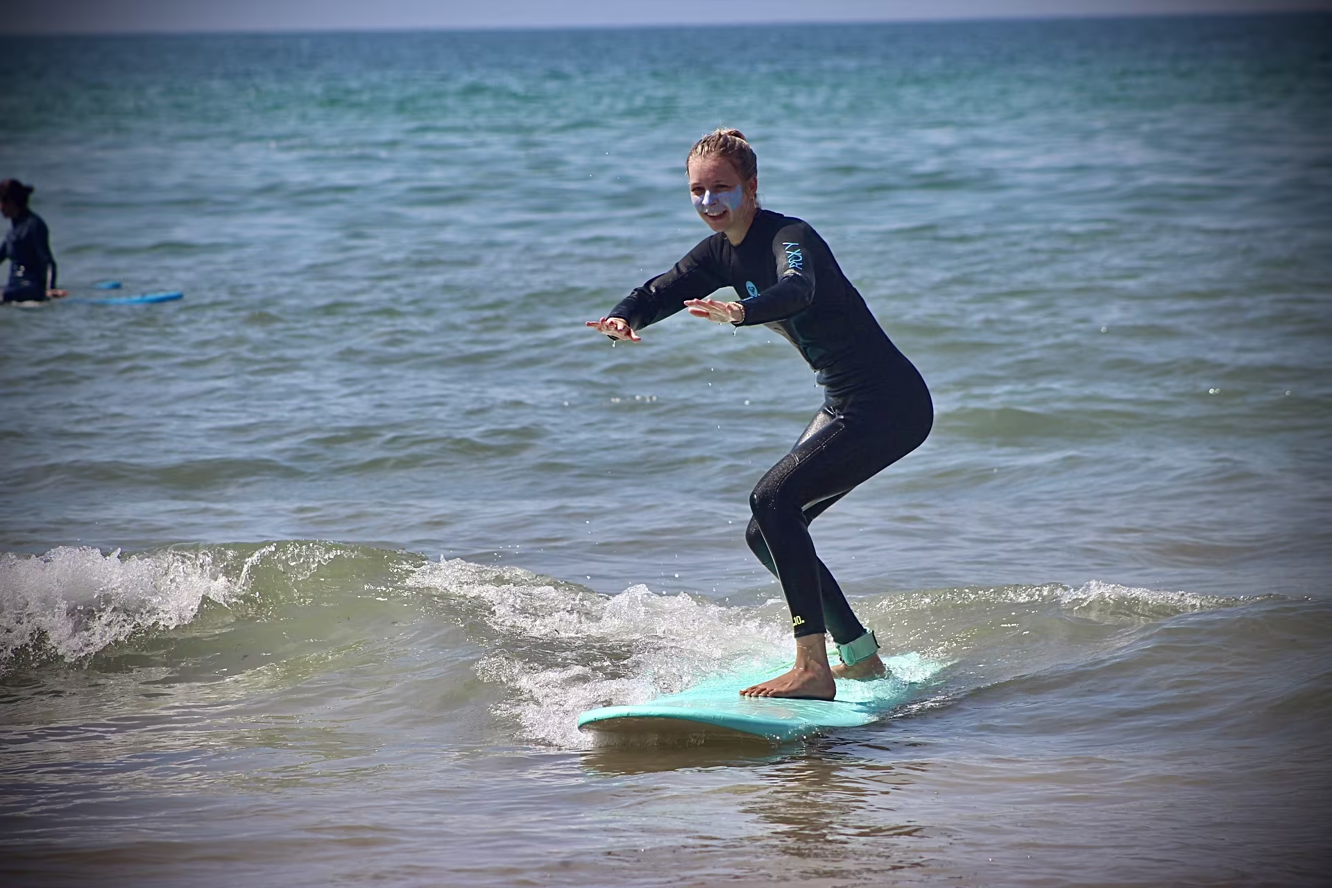 Advanced surfer carving